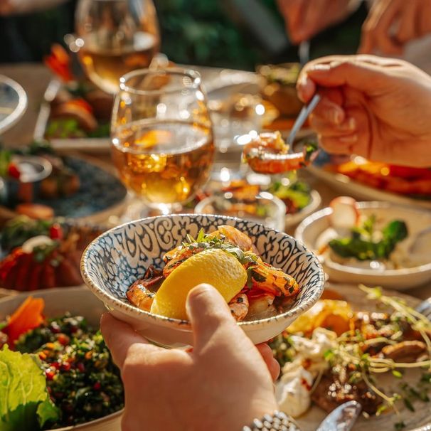 Gäster delar på libanesisk meze