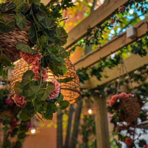 Växtklädd pergola med hängande blommor