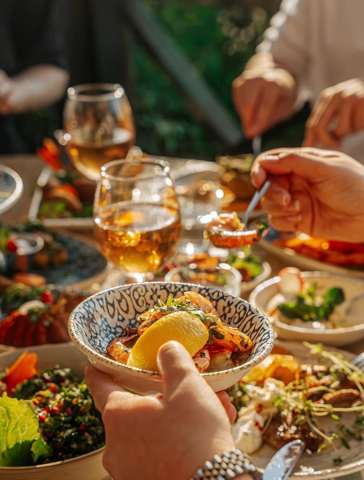 Gäster delar på libanesisk meze