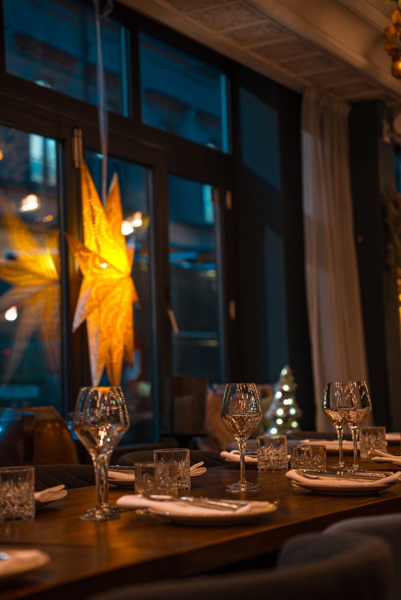 Adventsstjärna i fönstret ovanför dukade bord på Tabbouli City